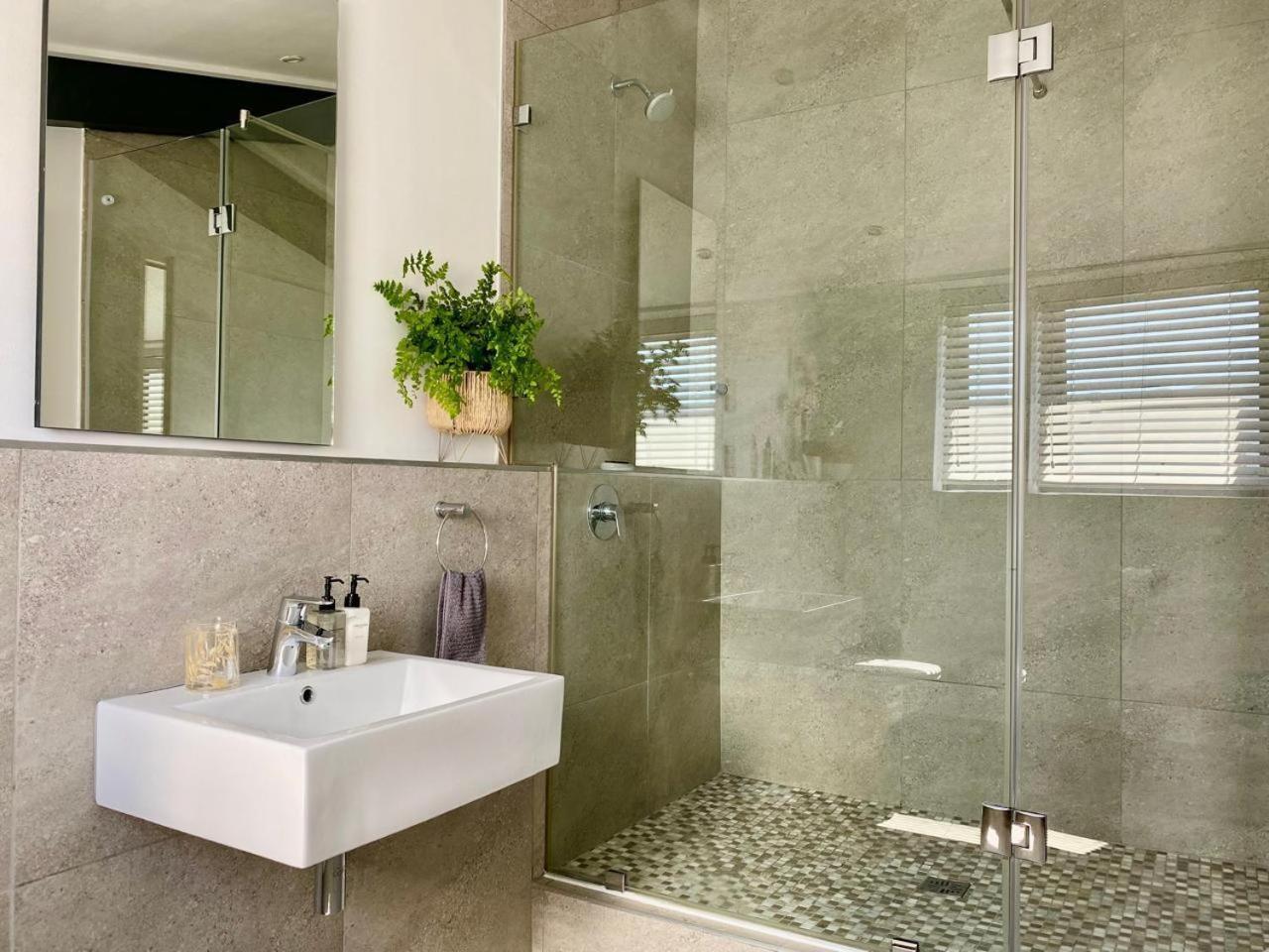 Hermanus Waterfront Apartment Room photo